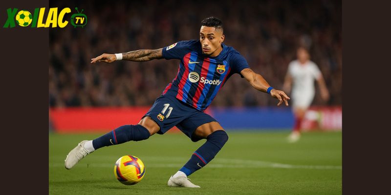 Raphinha kiến tạo tinh tế cho đồng đội trong Sevilla vs Barcelona tại Sánchez-Pizjuán. Raphinha kiến tạo tinh tế cho đồng đội trong Sevilla vs Barcelona tại Sánchez-Pizjuán.